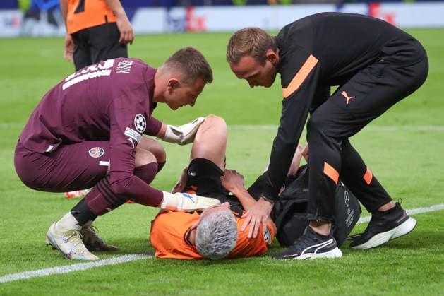 19.09.2023, xgox, Fussball UEFA Champions League, Schachtar Donezk - FC Porto emspor, v.l. Stav Lemkin (Donezk, 3) verletzt sich waehrend des Spiels (DFL DFB REGULATIONS PROHIBIT ANY USE OF PHOTOGRAPHS as IMAGE SEQUENCES and or QUASI-VIDEO) Hamburg