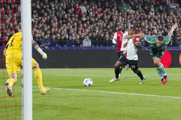 ROTTERDAM, 19Ã09-2023, Stadium Feijenoord De Kuip , Champions League , season 2023 2024, Feyenoord - Celtic , Celtic player Gustaf Lagerbielke causing a penalty and Feyenoord player Igor Paixao Feyenoord - Celtic  x22412505x Copyright: