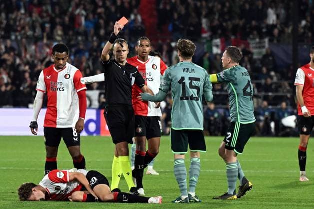 ROTTERDAM - Referee Irfan Peljto gives the red card to Odin Thiago Holm of Celtic, (l-r) Mats Wieffer of Feyenoord, Quinten Timber of Feyenoord, referee Irfan Peljto., Calvin Stengs of Feyenoord, Odin Thiago Holm of Celtic, Callum McGregor of Celtic during the UEFA Champions League match between Feyenoord and Celtic FC at Feyenoord Stadium de Kuip on September 19, 2023 in Rotterdam, the Netherlands. ANP OLAF KRAAK Group E - UEFA Champions League 2023 2024 xVIxANPxSportx xxANPxIVx 478721717 originalFilename: 478721717.jpg