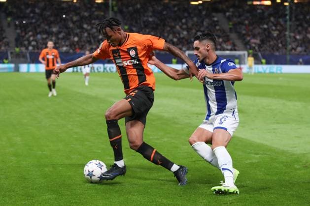 Hamburg, Deutschland 19. September 2023: Champions League - 2023 2024 - Shakhtar Donezk vs. FC Porto Im Bild: v..l. im Zweikampf Novatus Miroshi (Donezk, 25), Stephen Eustaquio (Porto, 6) Volksparkstadion Hamburg Copyright: xFotostandx xTaegerx