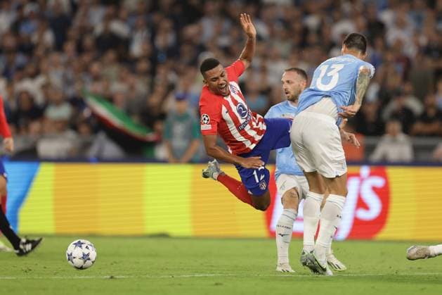 Atletico Madrid s Brazilian forward Samuel Lino challenges for the ball with Lazio s Italian defender Alessio Romagnoli during the UEFA Champions League match SS Lazio vs Atletico Madrid at Olimpico Stadium on September 19, 2023, in Rome.  Copyright: xAntonioxBalasco IPAxSportx xipa-x xx IPA_40418843 IPA_IPA40418843