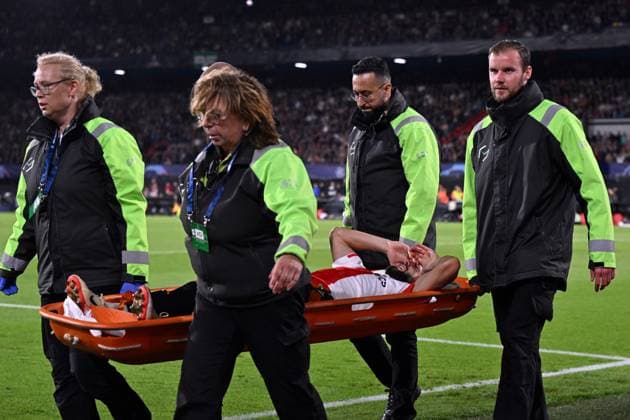 ROTTERDAM - Luka Ivanusec of Feyenoord is carried off the field on a stretcher during the UEFA Champions League match between Feyenoord and Celtic FC at Feyenoord Stadium de Kuip on September 19, 2023 in Rotterdam, Netherlands. ANP OLAF KRAAK Group E - UEFA Champions League 2023 2024 xVIxANPxSportx xxANPxIVx 478723493 originalFilename: 478723493.jpg