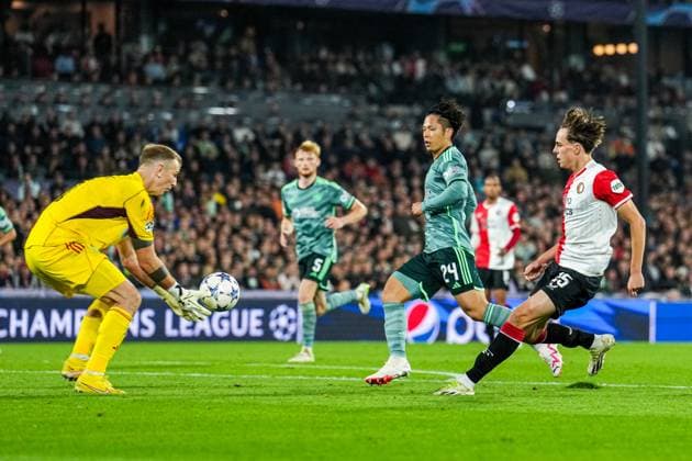 UEFA Champions League: Feyenoord v Celtic Rotterdam - Celtic goalkeeper Joe Hart, Leo Sauer of Feyenoord during the 1st leg of the UEFA Champions League between Feyenoord v Celtic at Stadion Feijenoord De Kuip on 19 September 2023 in Rotterdam, The Netherlands. Copyright: xTomxBodex