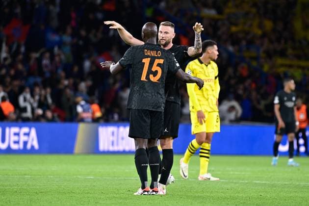 Joie des joueurs du PSG en fin de match apres sa victoire - Skriniar Milan ( 37 - PSG ) - Danilo Luis Helio PEREIRA ( 15 - PSG ) - FOOTBALL : Paris Saint Germain vs Borussia Dortmund - Ligue des Champions - 19 09 2023 FedericoPestellini Panoramic 