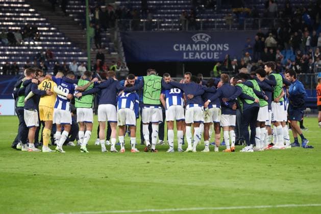 19.09.2023, xgox, Fussball UEFA Champions League, Schachtar Donezk - FC Porto emspor, v.l. Porto im Mannschaftskreis nach dem Spiel (DFL DFB REGULATIONS PROHIBIT ANY USE OF PHOTOGRAPHS as IMAGE SEQUENCES and or QUASI-VIDEO) Hamburg