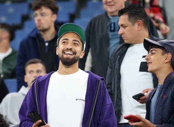 Immanuel Pherai und das Team des HSV unter den Zuschauern Fussball, UEFA Champions League, Gruppenphase, Saison 2023-2024, Herren, UCL, Men, Volksparkstadion, FC Shakhtar Schachtar Donezk (UKR) gegen FC Porto (PRT)