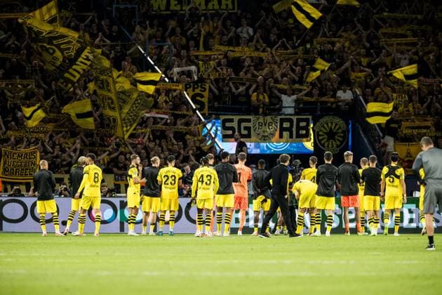 Sport Bilder des Tages UEFA Champions League: FC Paris Saint-Germain - Borussia Dortmund; 19.09.2023 Die Spieler der Borussia Dortmund vor der Kurve nach der Niederlage UEFA Champions League: FC Paris Saint-Germain - Borussia Dortmund, Paris, Parc des Princes am 19.09.2023 Copyright: xBEAUTIFULxSPORTS Wunderlx