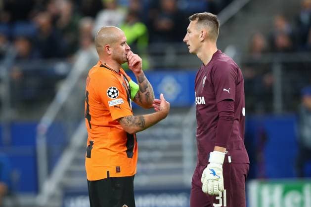Hamburg, Deutschland 19. September 2023: Champions League - 2023 2024 - Shakhtar Donezk vs. FC Porto Im Bild: v.l. Yaroslav Rakitskyi (Donezk, 44), Dmytro Riznyk (Donezk, 31) diskutieren Volksparkstadion Hamburg Copyright: xFotostandx xTaegerx