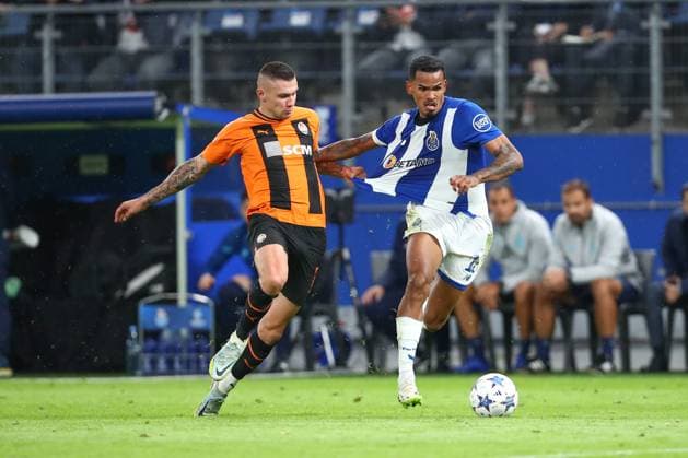 Hamburg, Deutschland 19. September 2023: Champions League - 2023 2024 - Shakhtar Donezk vs. FC Porto Im Bild: v.l. im Zweikampf Oleksandr Zubkov (Donezk, 11), Galeno (Porto, 13) Volksparkstadion Hamburg Copyright: xFotostandx xTaegerx