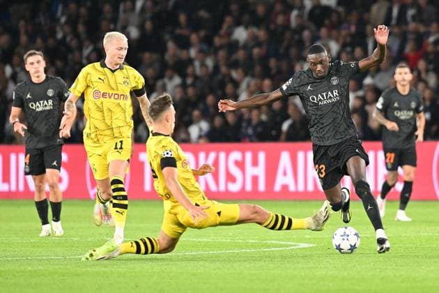 Paris, Parc des Princes, 19.09.23, GER, Herren, UEFA Champions League, Saison 2023-2024, Paris Saint Germain - Borussia Dortmund Bild: v.li. im Zweikampf Nico SCHLOTTERBECK (Dortmund) und Randal KOLO MUANI (Paris) Only for editorial use! UEFA regulations prohibit any use of photographs as image sequences and or quasi-video. Frankreich