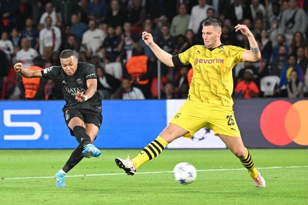 Paris, Parc des Princes, 19.09.23, GER, Herren, UEFA Champions League, Saison 2023-2024, Paris Saint Germain - Borussia Dortmund Bild: v.li. im Zweikampf Kylian MBAPPE (Paris) und Niklas SUELE (Dortmund) Only for editorial use! UEFA regulations prohibit any use of photographs as image sequences and or quasi-video. Frankreich