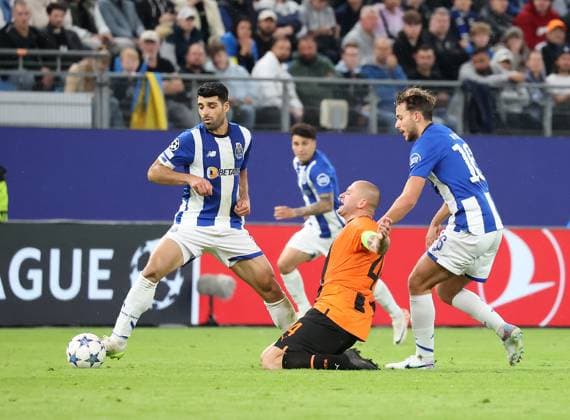 Taremi Mehdi (FC Porto), Yaroslav Rakitskyi (Schachtar Donezk) Fussball, UEFA Champions League, Gruppenphase, Saison 2023-2024, Herren, UCL, Men, Volksparkstadion, FC Shakhtar Schachtar Donezk (UKR) gegen FC Porto (PRT), 1-3
