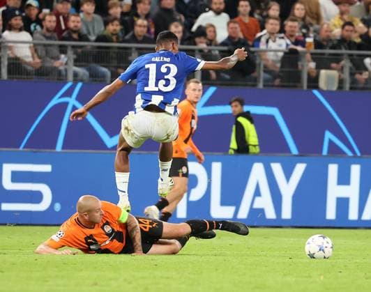 Yaroslav Rakitskyi (Schachtar Donezk), Galeno (FC Porto) Fussball, UEFA Champions League, Gruppenphase, Saison 2023-2024, Herren, UCL, Men, Volksparkstadion, FC Shakhtar Schachtar Donezk (UKR) gegen FC Porto (PRT), 1-3