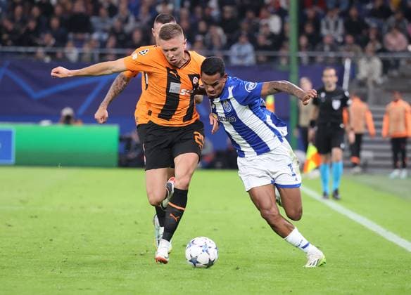 Yegor Nazaryna (Schachtar Donezk), Galeno (FC Porto) Fussball, UEFA Champions League, Gruppenphase, Saison 2023-2024, Herren, UCL, Men, Volksparkstadion, FC Shakhtar Schachtar Donezk (UKR) gegen FC Porto (PRT), 1-3