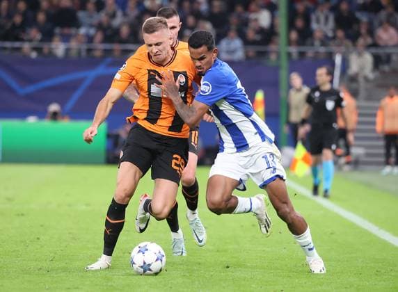 Yegor Nazaryna (Schachtar Donezk), Galeno (FC Porto) Fussball, UEFA Champions League, Gruppenphase, Saison 2023-2024, Herren, UCL, Men, Volksparkstadion, FC Shakhtar Schachtar Donezk (UKR) gegen FC Porto (PRT), 1-3
