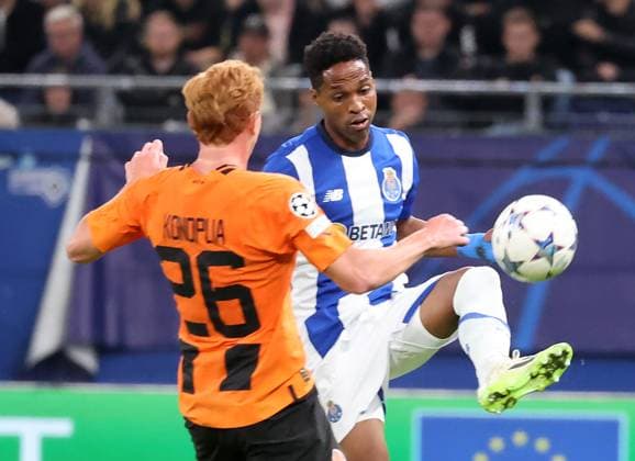 Yukhym Konoplya (Schachtar Donezk), Wendell (FC Porto) Fussball, UEFA Champions League, Gruppenphase, Saison 2023-2024, Herren, UCL, Men, Volksparkstadion, FC Shakhtar Schachtar Donezk (UKR) gegen FC Porto (PRT), 1-3