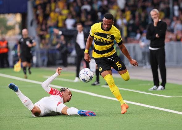 Bern - RB Leipzig Champions League Bern, 19.09.2023, Wankdorf Stadion, Fussball , UEFA Champions League, Gruppe G , 1.Spieltag, Young Boys Bern vs. RB Leipzig 1:3 (1:1) , Im Bild von links; Xavi Simons (20, RB Leipzig), Meschack Elia ( 15, Bern). , Foto nur zur redaktionellen Nutzung bestimmt! . , UEFA regulations prohibit any use of photographs as image sequences and or quasi-video ,