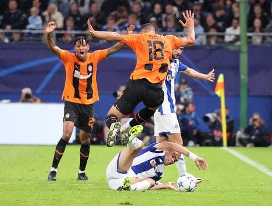 Kevin Kelsy (Schachtar Donezk) gegen Pepe (FC Porto) Fussball, UEFA Champions League, Gruppenphase, Saison 2023-2024, Herren, UCL, Men, Volksparkstadion, FC Shakhtar Schachtar Donezk (UKR) gegen FC Porto (PRT), 1-3