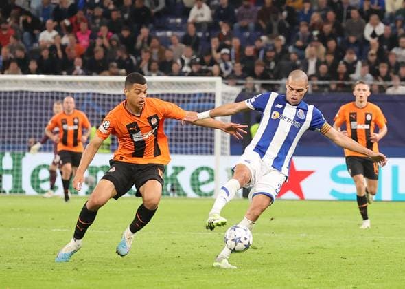 Kevin Kelsy (Schachtar Donezk), Pepe (FC Porto) Fussball, UEFA Champions League, Gruppenphase, Saison 2023-2024, Herren, UCL, Men, Volksparkstadion, FC Shakhtar Schachtar Donezk (UKR) gegen FC Porto (PRT), 1-3