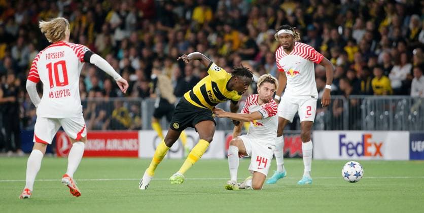Young Boys - RB Leipzig Cheikh Niasse gegen Kevin Kampl 19.09. 2023 Wankdorf Stadion Bern , SCHWEIZ , Herren Fussball UEFA Champions League Gruppenphase BSC Young Boys Bern - RB Leipzig Cheikh Niasse (li,Young Boys) gegen Kevin Kampl (Leipzig)