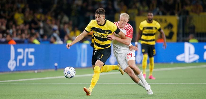 Young Boys - RB Leipzig Filip Ugrinic gegen Xaver Schlager 19.09. 2023 Wankdorf Stadion Bern , SCHWEIZ , Herren Fussball UEFA Champions League Gruppenphase BSC Young Boys Bern - RB Leipzig Filip Ugrinic (li,Young Boys) gegen Xaver Schlager (Leipzig)