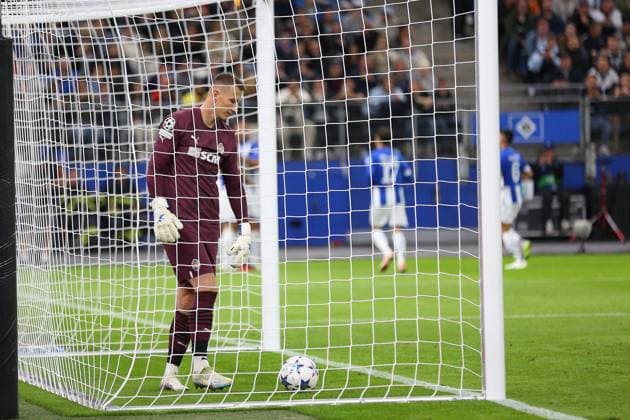 Fußball Herren Saison 2023-2024 UEFA Champions League 1. Spieltag I Schachtar Donezk - FC Porto I 19.09.2023 Dmytro Riznyk (31, Schachtar Donezk) holt den Ball aus dem Tor. Hamburg Volksparkstadion Hamburg Deutschland Copyright: xLobecax xHenningxRohlfsx