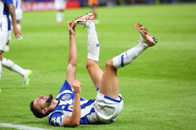 Fußball Herren Saison 2023-2024 UEFA Champions League 1. Spieltag I Schachtar Donezk - FC Porto I 19.09.2023 Joao Mario (23, FC Porto) verletzt am Boden. Hamburg Volksparkstadion Hamburg Deutschland Copyright: xLobecax xHenningxRohlfsx