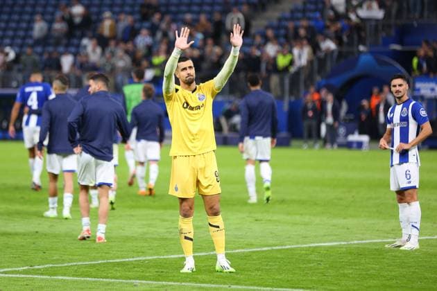 Fußball Herren Saison 2023-2024 UEFA Champions League 1. Spieltag I Schachtar Donezk - FC Porto I 19.09.2023 Diogo Costa (99, FC Porto) bedankt sich bei den Fans. Hamburg Volksparkstadion Hamburg Deutschland Copyright: xLobecax xHenningxRohlfsx