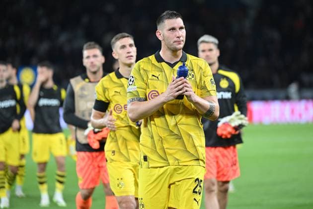 Paris, Parc des Princes, 19.09.23, GER, Herren, UEFA Champions League, Saison 2023-2024, Paris Saint Germain - Borussia Dortmund Bild: v.li. Nico SCHLOTTERBECK (Dortmund) und Niklas SUELE (Dortmund) Only for editorial use! UEFA regulations prohibit any use of photographs as image sequences and or quasi-video. Frankreich