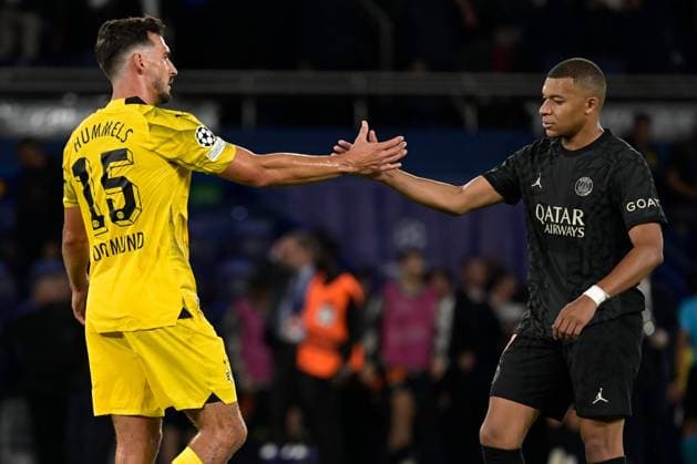 LIGUE DES CHAMPIONS PSG DORTMUND julien mattia MAXPPP - Paris 19 09 2023 Kylian Mbappe et Mats Hummels se serre la main a l issue du premier match du groupe F de la Ligue des Champion entre le PSG et le Borussia Dortmund au Parc des Princes, le 19 Septembre 2023 Paris 09 19 2023 first match of Group F of the Champions League between PSG and Borussia Dortmund at the Parc des Princes Paris Ile de France France  Copyright: xMAXPPPxjulienxmattiax 2808 2808
