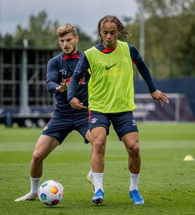 Leipzigs Xavi Simons und Timo Werner. Training RB Leipzig am 13. September 2023. Red Bull Akademie, Leipzig. Training RB Leipzig