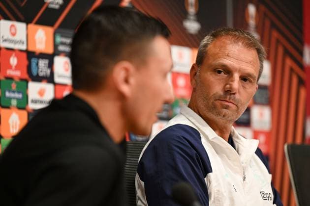AMSTERDAM - Ajax coach Maurice Steijn and Steven Berghuis during the press conference, PK, Pressekonferenz of Ajax Amsterdam in the run-up to the Europa League match against Olympic Marseille in the Johan Cruijff ArenA on September 20, 2023 in Amsterdam, the Netherlands. ANP OLAF KRAAK UEFA Europa League MD-1 2023 2024 xVIxANPxSportx xxANPxIVx 478772773 originalFilename: 478772773.jpg