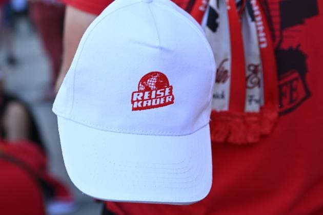 Fussball, Herren, Saison 2023 2024, Champions League (Gruppe C, 1. Spieltag), Real Madrid - 1. FC Union Berlin, Union-Fans in der Stadt am Puerta del Sol, Fanartikel Cap mit Reisekader-Aufdruck, 20.09. 2023, Copyright: xMatthiasxKochx