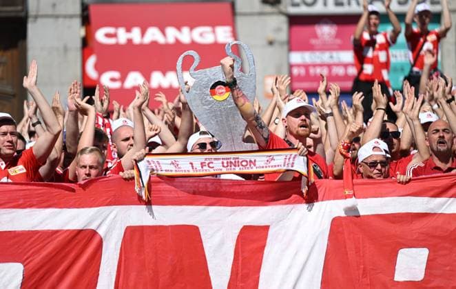 Fussball, Herren, Saison 2023 2024, Champions League (Gruppe C, 1. Spieltag), Real Madrid - 1. FC Union Berlin, Union-Fans in der Stadt am Puerta del Sol, Fans von Union mit Champions League-Trophäe aus Pappe, 20.09. 2023, Copyright: xMatthiasxKochx