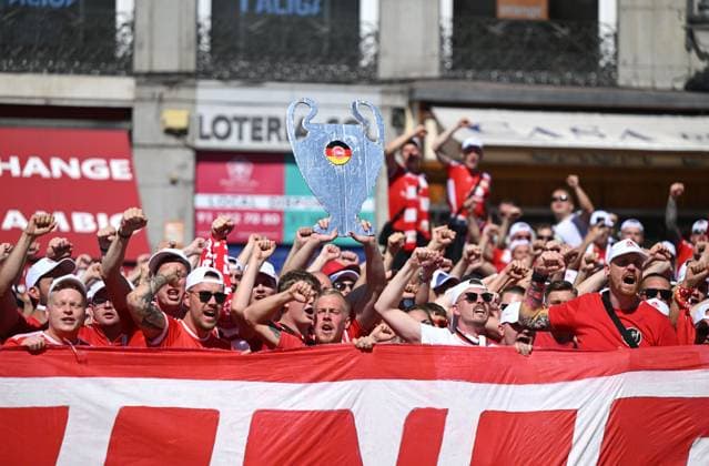 Fussball, Herren, Saison 2023 2024, Champions League (Gruppe C, 1. Spieltag), Real Madrid - 1. FC Union Berlin, Union-Fans in der Stadt am Puerta del Sol, Fans von Union mit Champions League-Trophäe aus Pappe, 20.09. 2023, Copyright: xMatthiasxKochx