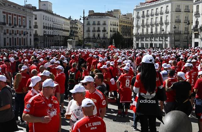 Fussball, Herren, Saison 2023 2024, Champions League (Gruppe C, 1. Spieltag), Real Madrid - 1. FC Union Berlin, Union-Fans in der Stadt am Puerta del Sol, v. l. , 20.09. 2023, Copyright: xMatthiasxKochx