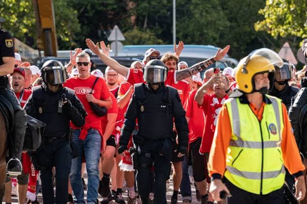 Dozens Of FC Union Berlin Fans Rally - Madrid Police officers in front of dozens of FC Union Berlin fans on Paseo de la Castellana on September 20, 2023 in Madrid, Spain. Around 4,400 German fans are expected to arrive in the capital for the Champions League match between Real Madrid and Union Berlin, which will take place today at 6.45 pm. The Government Delegation has deployed an operation in which about 1,700 agents of the National Police, the Municipal Police, SAMUR-Civil Protection, Firefighters, members of the Red Cross and security guards of the Madrid soccer club will participate to ensure security during the match. Photo by Diego Radames Europa Press ABACAPRESS.COM Madrid Spain  Copyright: xEuropaxPress ABACAx 868493_001 EuropaxPress ABACAx 868493_001