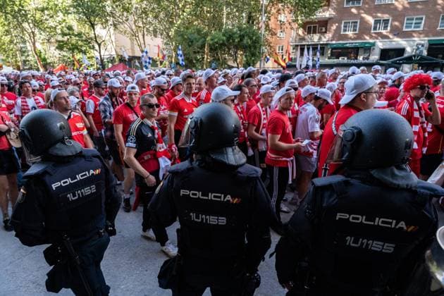Dozens Of FC Union Berlin Fans Rally - Madrid Police officers in front of dozens of FC Union Berlin fans on Paseo de la Castellana on September 20, 2023 in Madrid, Spain. Around 4,400 German fans are expected to arrive in the capital for the Champions League match between Real Madrid and Union Berlin, which will take place today at 6.45 pm. The Government Delegation has deployed an operation in which about 1,700 agents of the National Police, the Municipal Police, SAMUR-Civil Protection, Firefighters, members of the Red Cross and security guards of the Madrid soccer club will participate to ensure security during the match. Photo by Diego Radames Europa Press ABACAPRESS.COM Madrid Spain  Copyright: xEuropaxPress ABACAx 868493_002 EuropaxPress ABACAx 868493_002