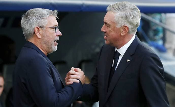 Trainer Urs Fischer und Trainer Carlo Ancelotti begrüßen sich vor Spielbeginn Fußball Fussball UEFA Champions League UCL Herren 1.Spieltag Saison 2023 2024 20.09.2023 Real Madrid vs 1.FC Union Berlin FCU Estadio Bernabeu DFL regulations prohibit any use of photographs as image sequences and or quasi-video