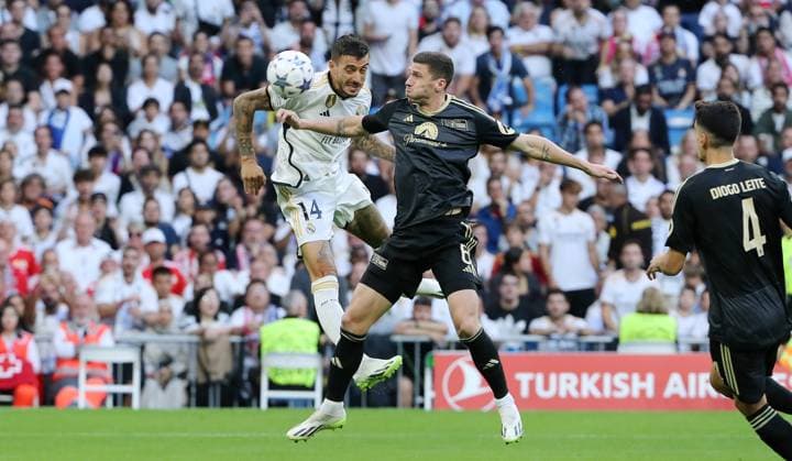 Joselu, Robin Gosens Zweikampf Spielszene Aktion Fußball Fussball UEFA Champions League UCL Herren 1.Spieltag Saison 2023 2024 20.09.2023 Real Madrid vs 1.FC Union Berlin FCU Estadio Bernabeu DFL regulations prohibit any use of photographs as image sequences and or quasi-video