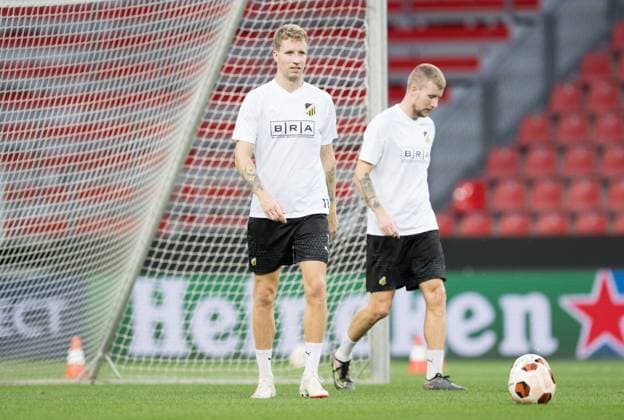 230920 Samuel Gustafson and Simon Gustafson of Häcken during a training session ahead of the UEFA Europa League match against Bayer 04 Leverkusen on September 20, 2023 in Leverkusen. Photo: Daniel Stiller BILDBYRAN kod DS DS0333 fotboll football soccer fotball uefa europa league träning practice training häcken bbeng Copyright: DANIELxSTILLER BB230920DS017