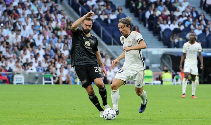 Lucas Tousart, Luka Modric Zweikampf Spielszene Aktion Fußball Fussball UEFA Champions League UCL Herren 1.Spieltag Saison 2023 2024 20.09.2023 Real Madrid vs 1.FC Union Berlin FCU Estadio Bernabeu DFL regulations prohibit any use of photographs as image sequences and or quasi-video