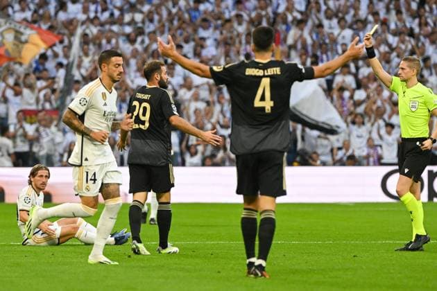 Fussball, Herren, Saison 2023 2024, Champions League (Gruppe C, 1. Spieltag), Real Madrid - 1. FC Union Berlin, v. l. Lucas Tousart (1. FC Union Berlin) sieht die gelbe Karte von Schiedsrichter Espen Eskas , 20.09. 2023, Copyright: xMatthiasxKochx