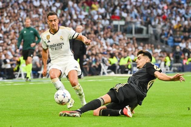 Fussball, Herren, Saison 2023 2024, Champions League (Gruppe C, 1. Spieltag), Real Madrid - 1. FC Union Berlin, v. l. Lucas Vazquez (Real Madrid) und Diogo Leite (1. FC Union Berlin) im Zweikampf, battle for the ball, 20.09. 2023, Copyright: xMatthiasxKochx