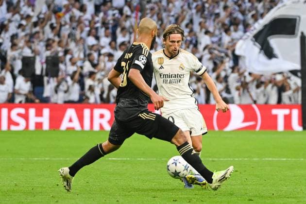 Fussball, Herren, Saison 2023 2024, Champions League (Gruppe C, 1. Spieltag), Real Madrid - 1. FC Union Berlin, v. l. Aissa Laidouni (1. FC Union Berlin) und Luka Modric (Real Madrid) im Zweikampf, battle for the ball, 20.09. 2023, Copyright: xMatthiasxKochx