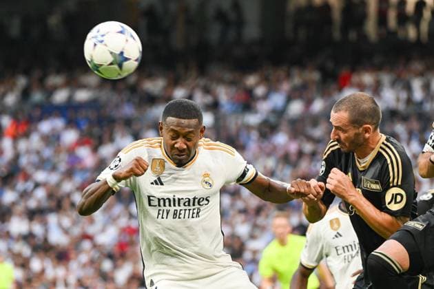 Fussball, Herren, Saison 2023 2024, Champions League (Gruppe C, 1. Spieltag), Real Madrid - 1. FC Union Berlin, v. l. David Alaba (Real Madrid) und Leonardo Bonucci (1. FC Union Berlin) im Zweikampf, battle for the ball, 20.09. 2023, Copyright: xMatthiasxKochx