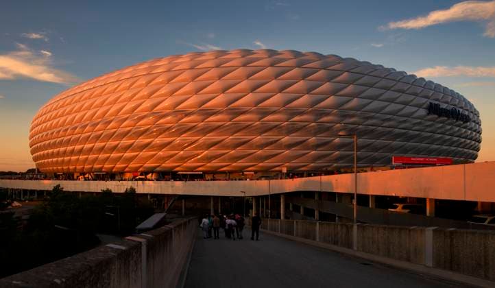 vor Spielbeginn: Stadion im Abendlicht, blaue Stunde, Zuschauer FC Bayern Muenchen FCB vs Manchester United, ManU ManUnited ManU Gruppenphase 20.09.2023 DFL REGULATIONS PROHIBIT ANY USE OF PHOTOGRAPHS AS IMAGE SEQUENCES AND OR QUASI-VIDEO FC Bayern Muenchen FCB vs Manchester United