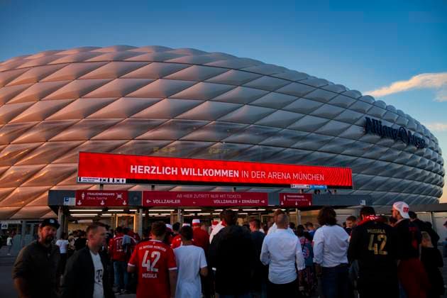 vor Spielbeginn: Stadion im Abendlicht, blaue Stunde, Zuschauer warten auf Einlass FC Bayern Muenchen FCB vs Manchester United, ManU ManUnited ManU Gruppenphase 20.09.2023 DFL REGULATIONS PROHIBIT ANY USE OF PHOTOGRAPHS AS IMAGE SEQUENCES AND OR QUASI-VIDEO FC Bayern Muenchen FCB vs Manchester United