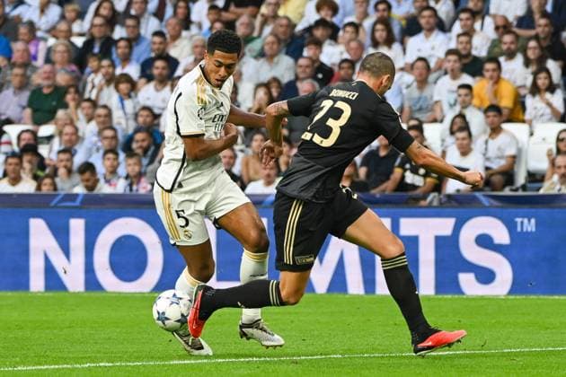 Fussball, Herren, Saison 2023 2024, Champions League (Gruppe C, 1. Spieltag), Real Madrid - 1. FC Union Berlin, v. l. Jude Bellingham (Real Madrid) und Leonardo Bonucci (1. FC Union Berlin) im Zweikampf, battle for the ball, 20.09. 2023, Copyright: xMatthiasxKochx