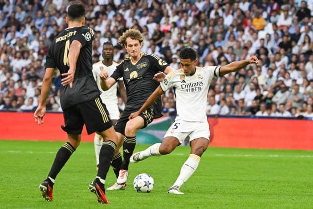 Fussball, Herren, Saison 2023 2024, Champions League (Gruppe C, 1. Spieltag), Real Madrid - 1. FC Union Berlin, v. l. Alex Kral (1. FC Union Berlin) und Jude Bellingham (Real Madrid) im Zweikampf, battle for the ball, 20.09. 2023, Copyright: xMatthiasxKochx